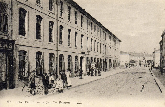 CPA 54 LORRAINE Meurthe-et-Moselle LUNEVILLE Caserne QUARTIER BEAUVAIS animée