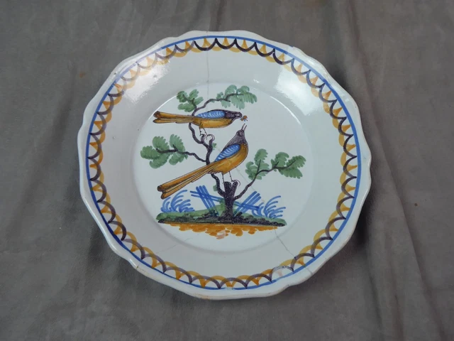 JOLIE ASSIETTE ancienne en faïence de Nevers. Décor OISEAUX.