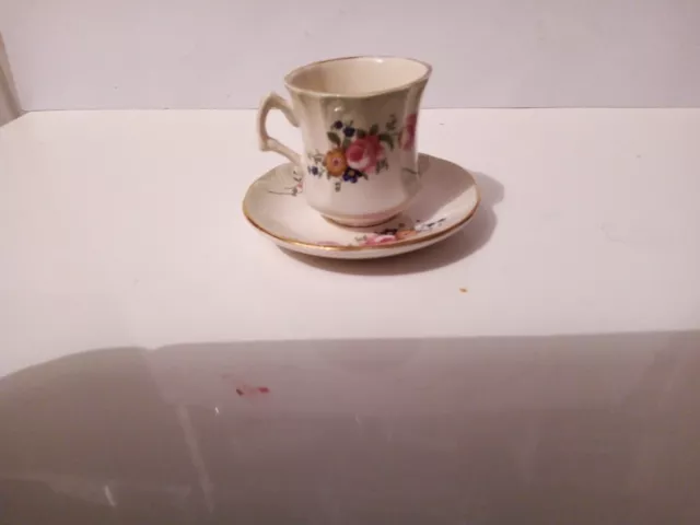 Royal Worcester Palissy England Petite Collection Tasse und Untertasse - florales Design