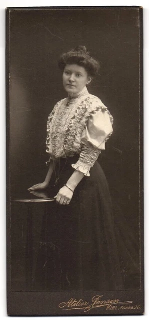 Fotografie Atelier Jensen, Kiel, Klinke 26, Frau mit hohem Dutt in aufwändig ge