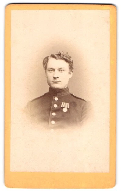 Fotografie Hermann Selle, Potsdam, Yorkstr. 4, Portrait Soldat in Uniform mit O