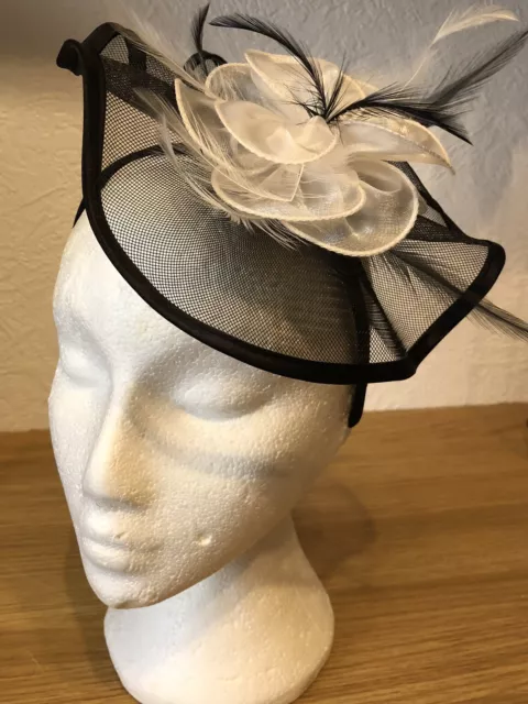 Cappello da donna formale Fascinator bianco e nero matrimonio Ascot occasione speciale