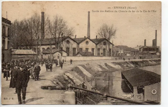 EPERNAY - Marne - CPA 51 - Sortie des Ateliers du chemin de fer Cie de l'est 2