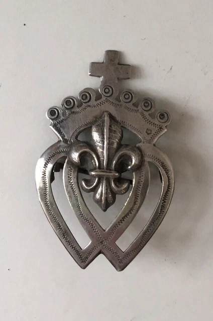 Broche Ancienne En Argent - Motif Couronne Royale Avec Cœurs Et Fleur De Lys - Vendée - Occasion
