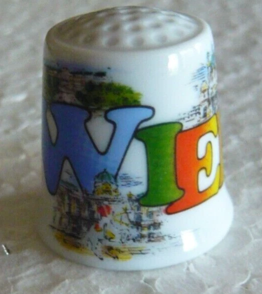 DÉ À COUDRE de collection en porcelaine décoré de la voix de son maitre