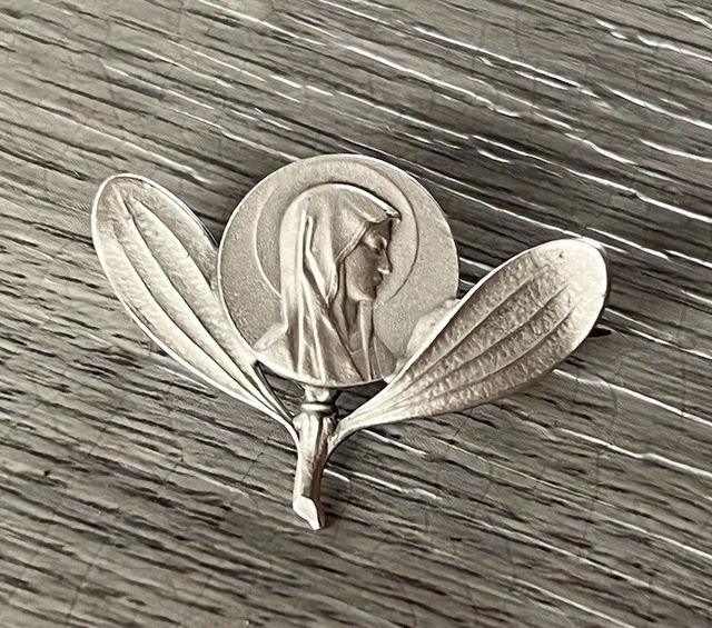 Brocante : Broche Ancienne Vierge Marie Avec Fleurs De Lys - Métal Argenté Et Doré Vers 1900