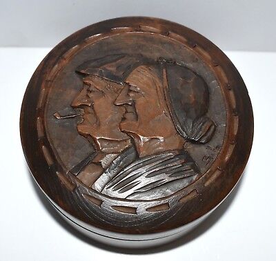 Art Basque ou Breton Ancienne boîte en bois sculpté représentant un couple 