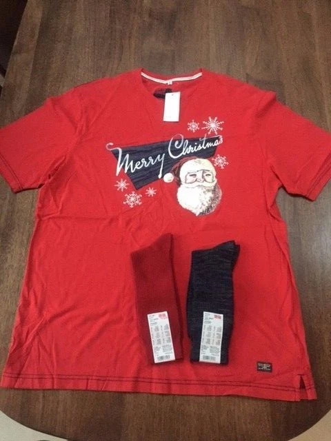 T-shirt salon de Noël M&S North Coast. Taille grande et 2 paires de chaussettes Uniqlo