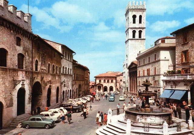 Assisi Piazza Del Comune