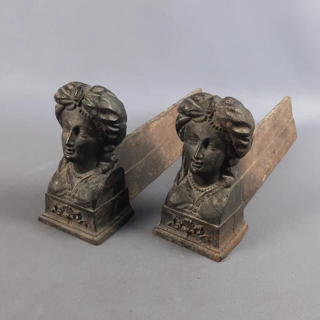 Paire d'anciens chenets de cheminée tete de femme en fonte
