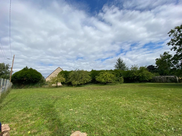 Terrain à bâtir.