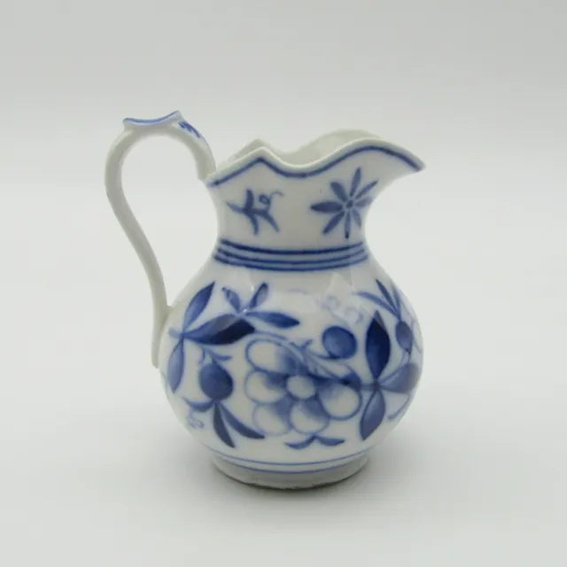 Bayeux. Gosse. Verseuse en porcelaine décor de fleurs en camaïeu bleu, XIXe