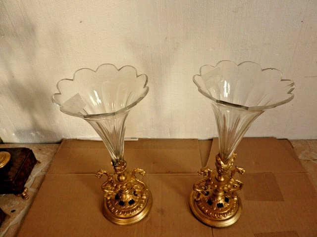 Ancienne et jolie paire de cornets en cristal monture bronze