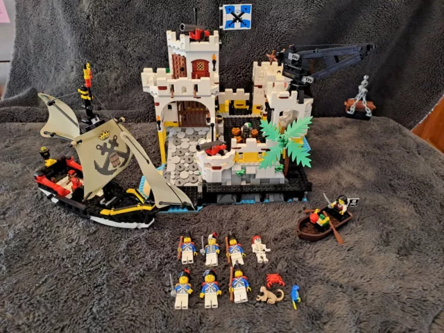 Lego Set 10320 Eldorado Fortress. 100% Complete. Good Condition. 'Like New'