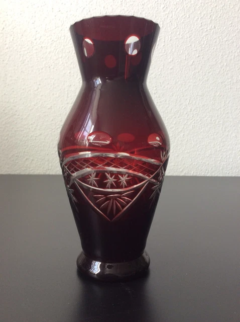 Vase en cristal de Bohème coloré rouge rubis taillé XXème