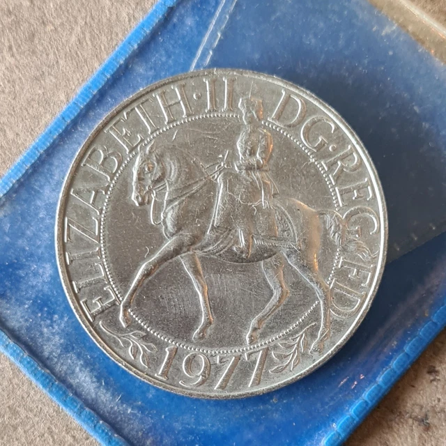 Médaillon Commémoratif Reine Elizabeth II – Plaqué Or/Argent, Pièce De Collection Hommage à La Reine