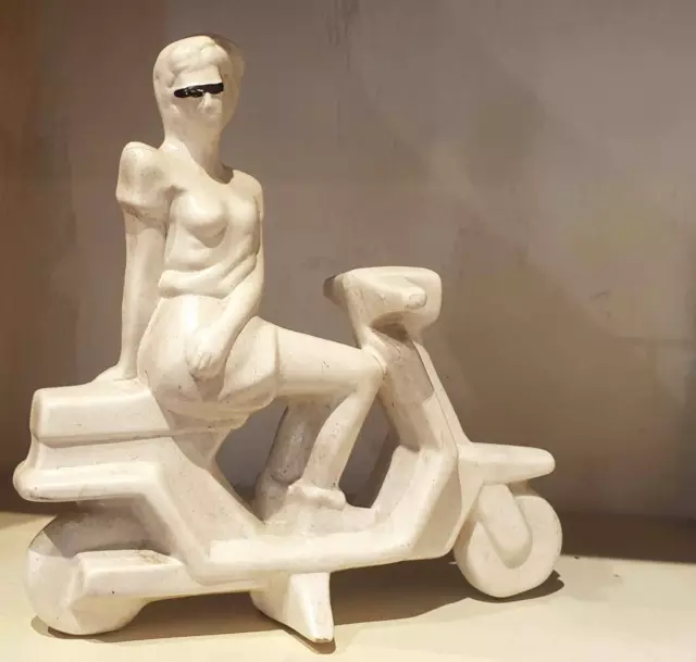 Figurina in ceramica ragazza in Vespa / Lambretta anni 70/80, modernariato