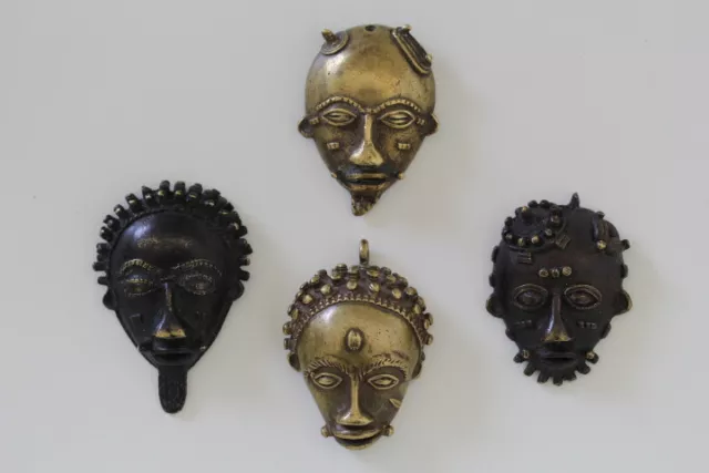 Afrique Lot de Quatre petits masques en bronze à la cire perdue