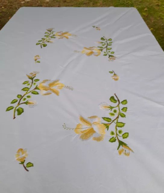 nappe ovale en fil de coton ou de lin broderie main florale fleurs jaunes