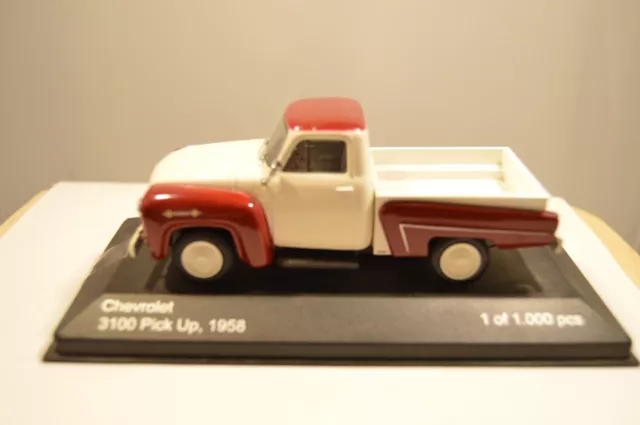 Whitebox Chevrolet 3100 Pick Up Cream/Dark Red 1:43 auf Sockel