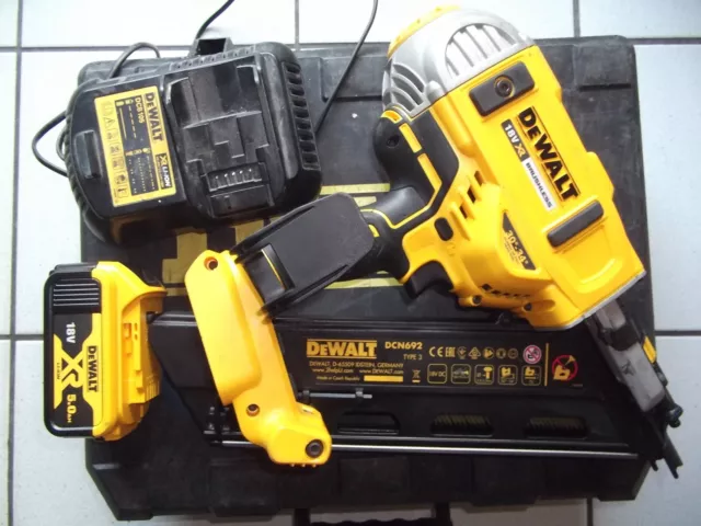DeWalt DCN692 18 voltios dos etapas clavadora de batería 90 mm (sin cepillo)