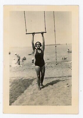 PHOTO SNAPSHOT // Une femme maillot ancien plage jeu plage trapèze mer vacances