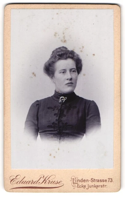 Fotografie Eduard Kruse, Berlin-SW, Portrait junge Dame mit Hochsteckfrisur und