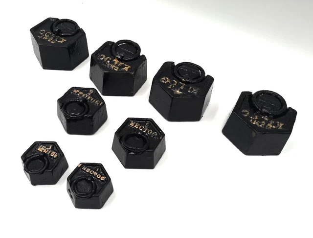 8x Gewichte Waage 0,5kg + 100g + 200g altes Gewicht Vintage schwarz lackiert 2
