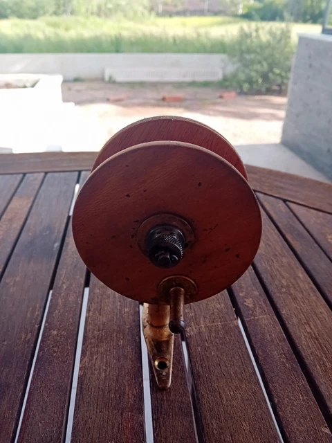 Ancien grand moulinet de pêche en bois avec monture en métal, accessoire de ligne de pêche vintage de France, ancien équipement de marin victorien en bois - France