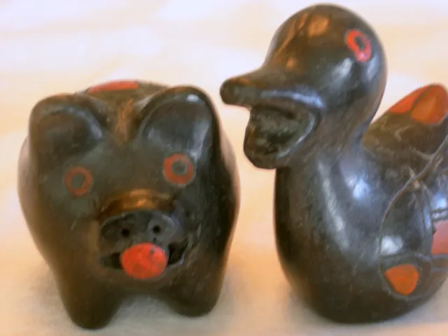 Figuras antiguas primitivas talladas a mano de cerdo y pato de piedra pintadas e grabadas