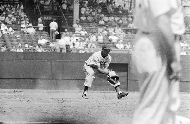 Chicago Cubs Ernie Banks in action, fielding vs Brooklyn Dodgers a - Old Photo