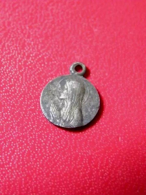 Medaille Religieuse Ancienne. Notre Dame De Lourdes. Metal Argente. 06