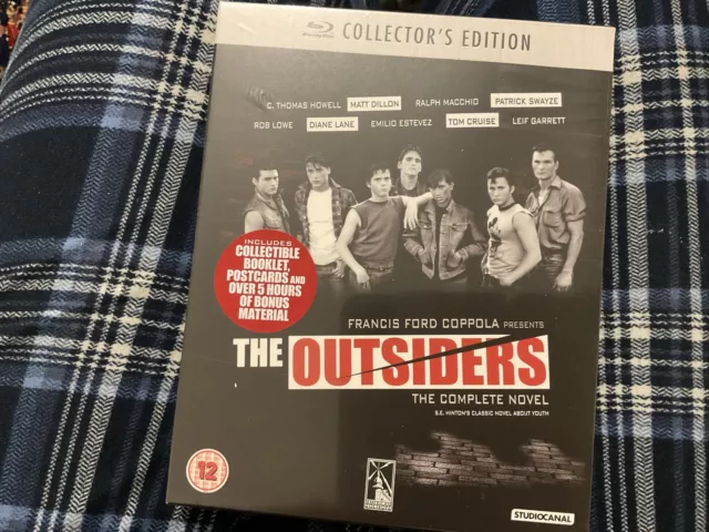 The Outsiders - The Complete Novel (Blu-Ray) + collectible book and slip