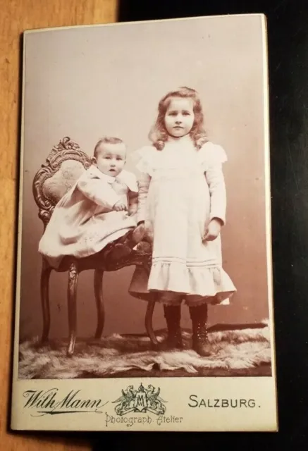 2 kleine Kinder - Baby & Mädchen - Stuhl / CDV Wilhelm Mann Salzburg