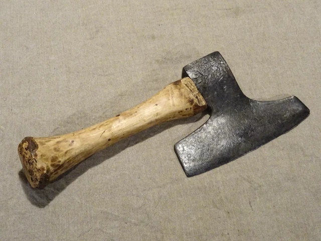 OUTIL ANCIEN - HACHE - HACHETTE - Fer Forgé décoré- Old Tool AX HATCHET