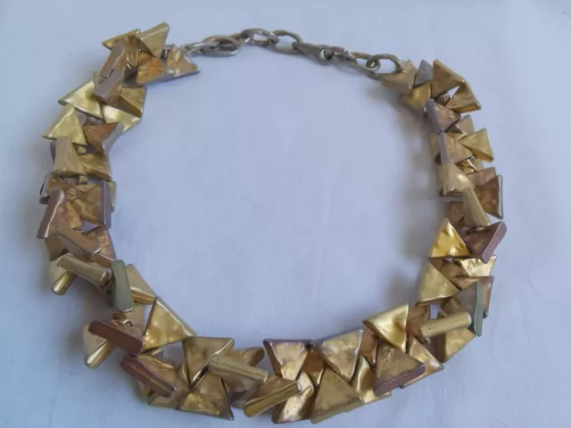 Vintage Collier motifs triangles métal doré signé Biche de Bere 45 cm