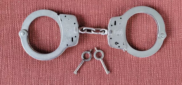 Smith & Wesson Model 100 Handcuffs With 2 Keys Made In USA