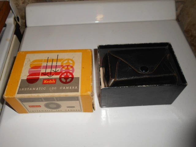Ancien appareil photo KODAK Instamatic 100 Camera dans boite et étui d'origine