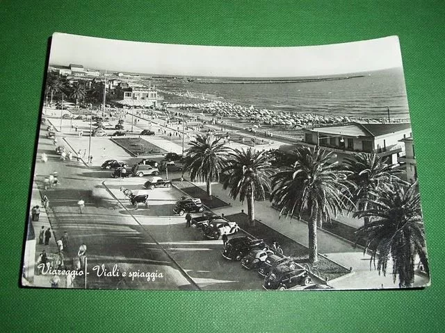 Cartolina Viareggio - Viali e spiaggia 1960