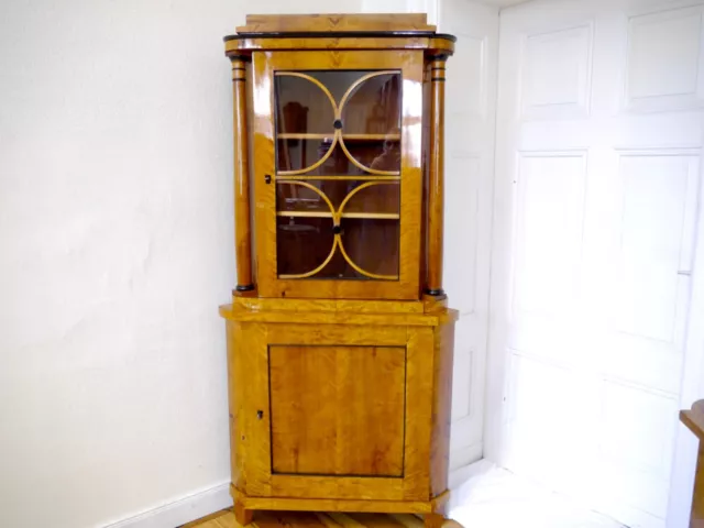 Biedermeier Eckvitrine Eckschrank Schinkeldach Vitrine Birke 1820 restauriert