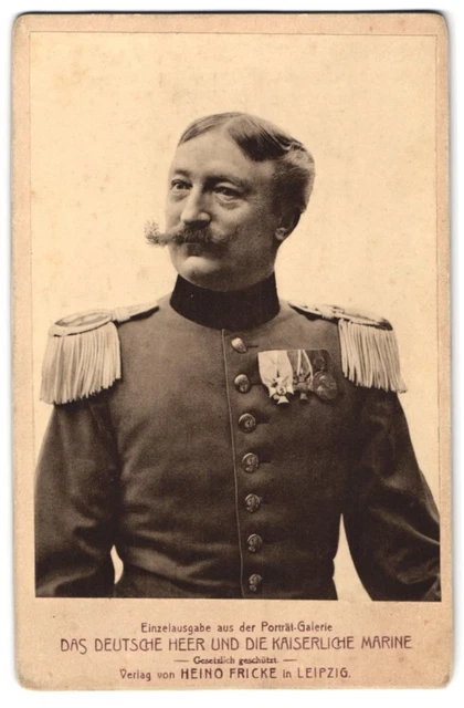 Fotografie Heino Fricke, Leipzig, Offizier in Uniform mit Ordenspange und Moust
