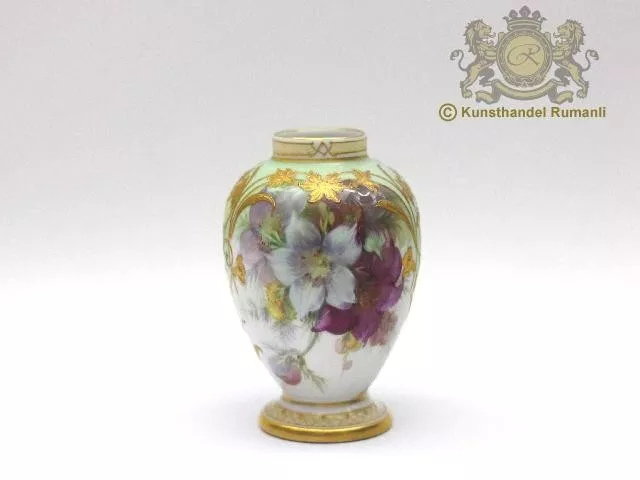 Kleine KPM Berlin Vase mit reichem Gold und Weichmalerei auf türkisfarbenen Fond