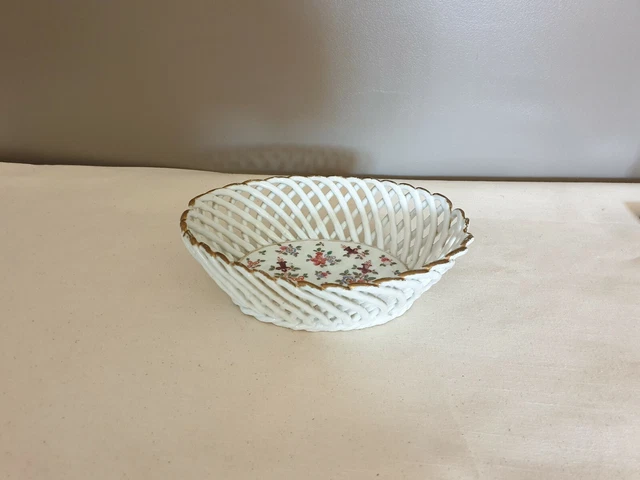 ancienne corbeille en porcelaine bords tressés ajourés fond décoré de fleurs