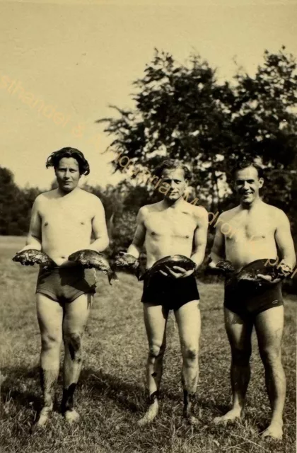 orig. Foto AK Junge Männer Fischer fischen Fische um 1955