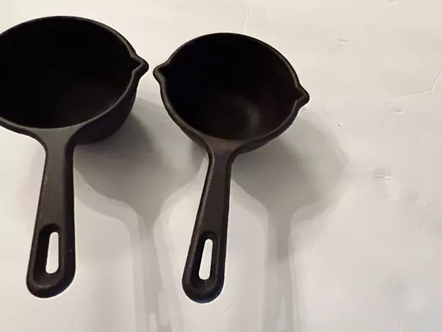 https://www.picclickimg.com/XigAAOSwFW1j8abe/TWO-VTG-Lodge-Cast-Iron-MPR-Small-Double.webp