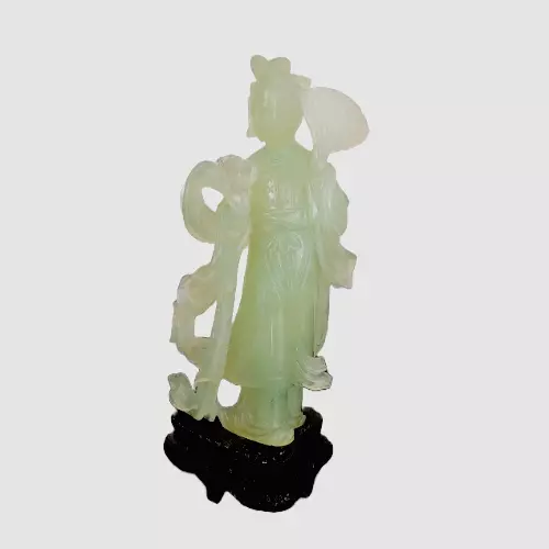 Statuette en serpentine représentant une jeune femme tenant un éventail