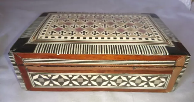 ANCIENNE JOLIE BOITE A BIJOU ORIENTAL MAROC EN BOIS MARQUETERIE 1970 fait mains