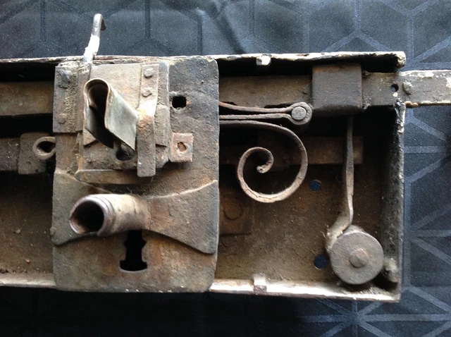 CADENAS OU SERRURE EN FER ANCIEN OU ANTIQUE AVEC CLÉ, miniature ET