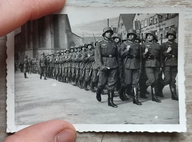 2 X ORIG. Foto 2 WK Wehrmacht Sanitäts Einheit Rot Kreuz Binde EUR 8,95