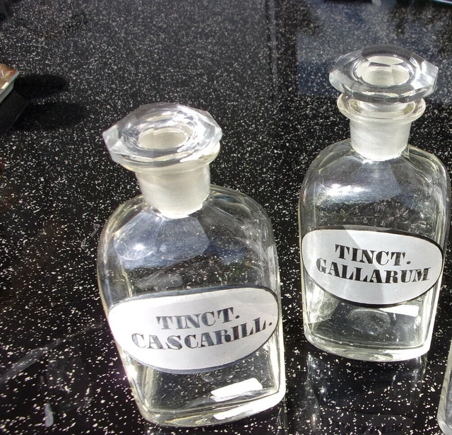 2 antike mundegeblasene geschliffene Medizinflaschen, Apothekerflaschen